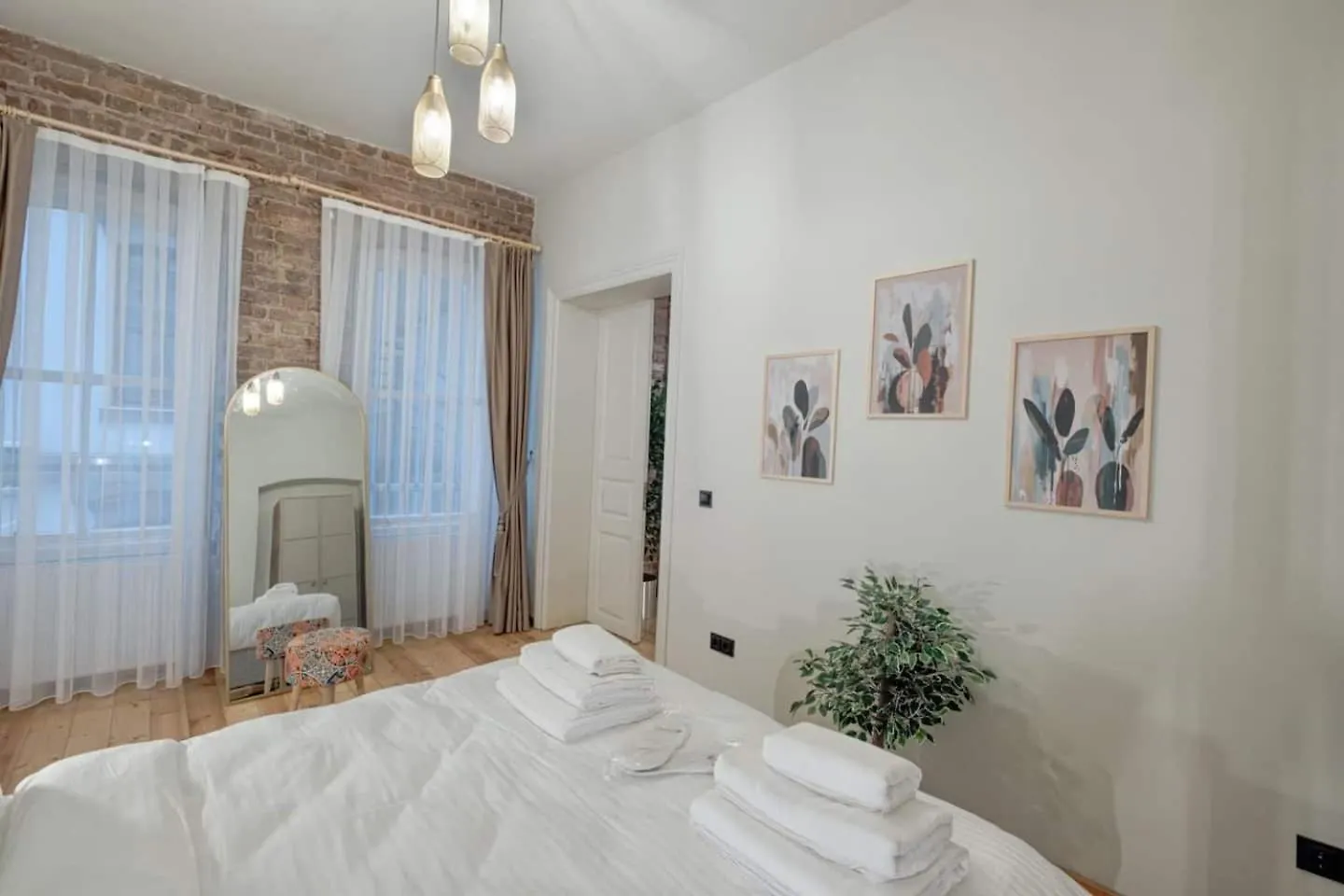 Spacious Rustic 2 Bedroom Few Steps From Galata Tower Istambul